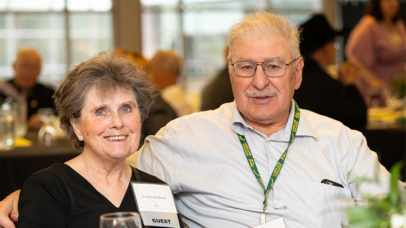 Alumni reconnecting at dinner