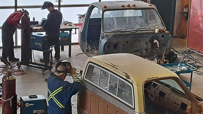 Students working in the garage