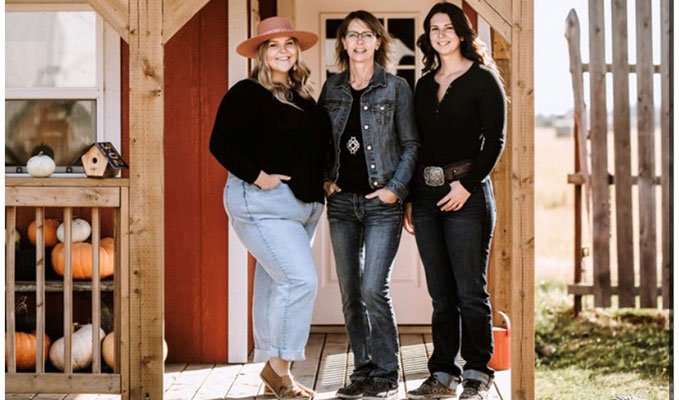 Jordy Howlett, Sheila Howlett and Jacy Spree stand in the front of their store.