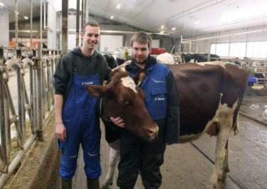 Lange (left) and Andy Borstlap (right), the dairy SMF unit heifer/transition manager, proudly pose with Chubanna Armani Marawa.