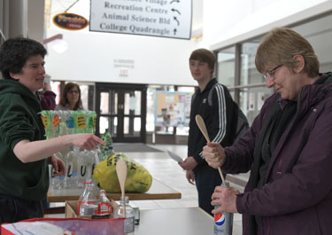 Jeanette McGlynn and other Enviro Club members encouraged students, staff and community members to build ecobricks in Alumni Hall on March 26
