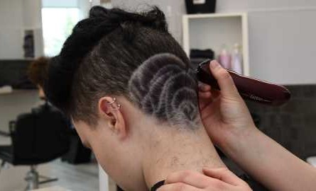 student creating hair tatoo