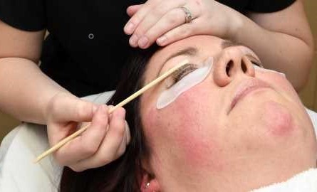esthetician student tinting lashes